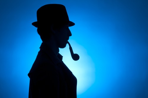 O krok dalej idą często firmy magazynowe i produkcyjne, które przez nieuczciwych pracowników, narażone są na utratę towaru. Wynajmują detektywa, który miesiącami śledzi zespół i próbuje przeniknąć do jego struktur. Tylko w taki sposób firmy są w stanie wyśledzić ewentualne źródło strat. <br><br>

Przewinienia pracowników bywają dla firm bardzo kosztowne, dlatego pracodawcy zbroją się w monitoringi, systemy śledzenia komputerów czy sami zamieniają się w detektywów. Niestety te wszystkie narzędzia kontroli zwiększają dystans pomiędzy pracownikiem a pracodawcą – podsumowuje Żukowska z MonsterPolska.pl. Zaufanie zamienia się w podejrzliwość. Tymczasem kluczem do stworzenia efektywnego zespołu jest wytworzenie w pracownikach myślenia, że firma jest dobrem wspólnym – dodaje.