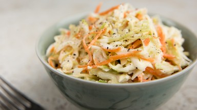 Surówka "klasyk". Coleslaw to idealny dodatek do obiadu!