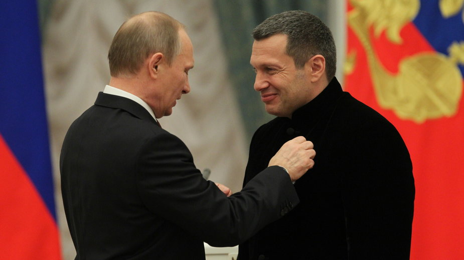 Władimir Sołowiow odbierający od Władimira Putina odznaczenie w 2013 r.
