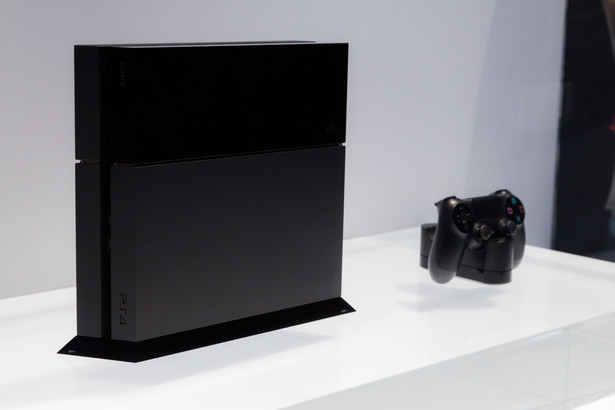 To najnowsza konsola do gier firmy Sony. PS4 oferuje lepszą grafikę w porównaniu z poprzednim modelem. Może też służyć jako domowy odtwarzacz bluray