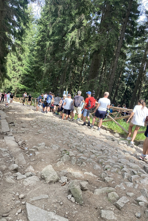 Kolejka do kasy przy wodospadzie Kamieńczyka