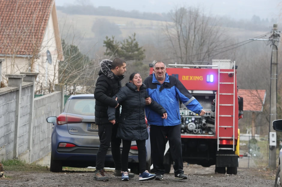 Ženu čija je majka korisnik sve vreme su pridržavala dvojica muškaracaž