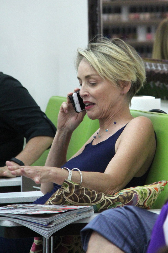 Sharon Stone w salonie piękności. Wygląda na 58 lat?