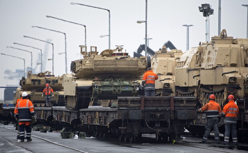 Wyładunek sprzętu amerykańskiej brygady w niemieckim porcie Bremerhaven