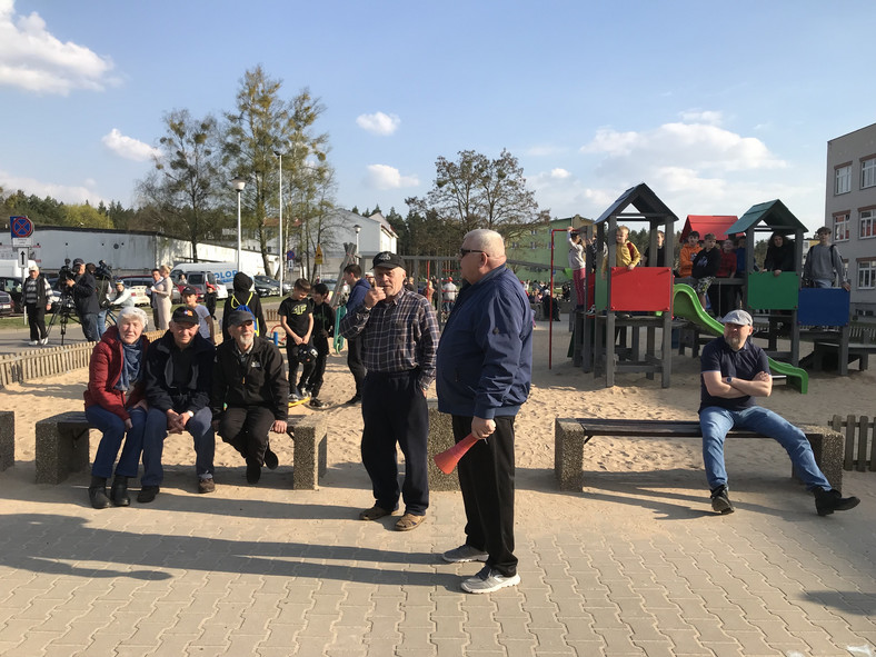 Przeciwnicy Donalda Tuska przed szkołą w Kleosinie