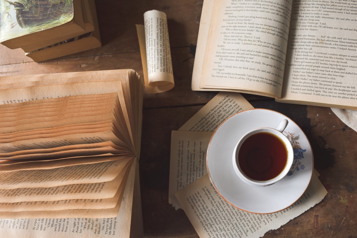 Nieco trudna krzyżówka z literatury. Podaj imię bohatera lub dokończ tytuł książki