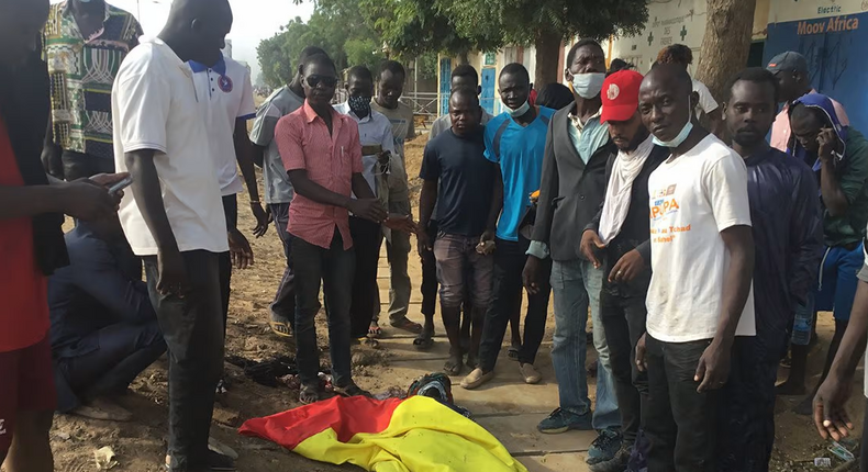 Le corps d’un manifestant recouvert du drapeau tchadien, à N’Djamena le 20 octobre 2022 -AFP