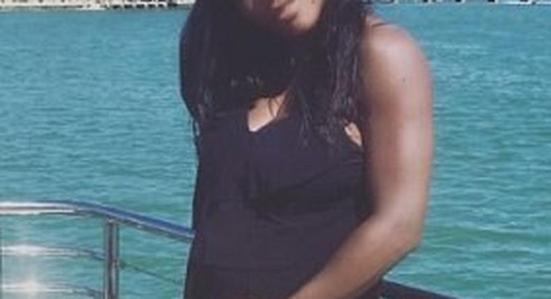 Serena Williams flaunts baby bump