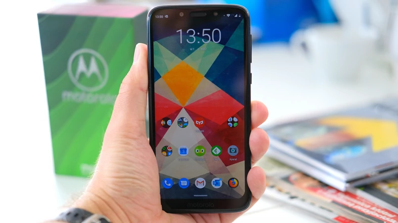 Niewiele ponad 70 mm szerokości sprawia, że Motorola Moto G7 Play świetnie leży w dłoni.