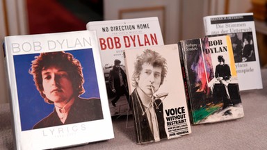 Bob Dylan odebrał dyplom i medal z rąk Akademii, która przyznała mu Nobla