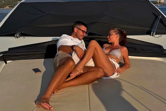 OVO JE NOVA BRENINA SNAJKA Viktor Živojinović ponovo srećan u ljubavi, isplivale fotke sa luksuzne jahte, a evo čime se bavi VRELA Aleksandra