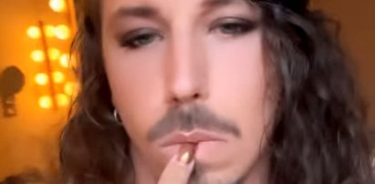 Michał Szpak w koturnach i skromnych majtkach paraduje po szpitalu. Prawie wszystko widać!