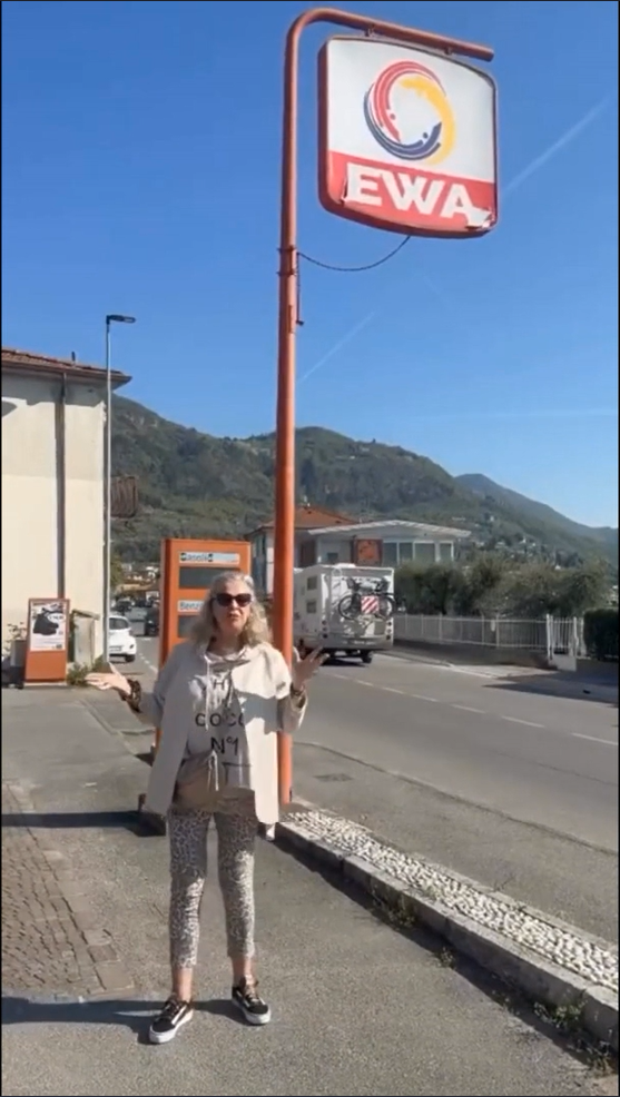 Eva Máziková na čerpacej stanici v Taliansku. 