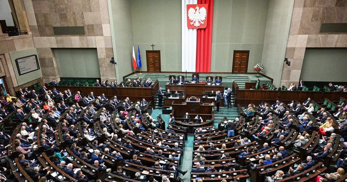 Nowy sondaż parlamentarny. Gorąco na szczycie, jedna partia z dużym spadkiem