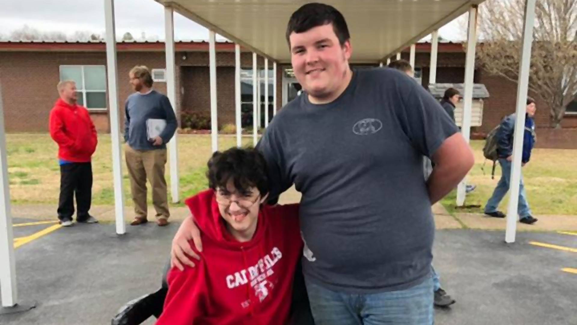 Nastolatek oszczędzał przez 2 lata, aby kupić swojemu przyjacielowi elektryczny wózek inwalidzki