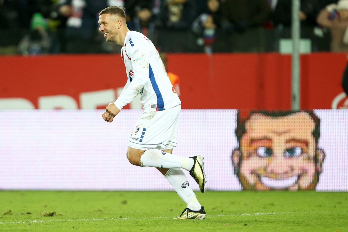 Zawodnik Górnika Zabrze Lukas Podolski podczas meczu 16. kolejki piłkarskiej Ekstraklasy z Piastem Gliwice