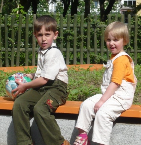 Najfajniejszym szkrabom- Ani i Stasiowi- życzę by ich dziecińtwo było jak z baśni i by je zawsze wspominali z nostalgią... A wiecie maluchy, co to nostalgia?
Mama Ala