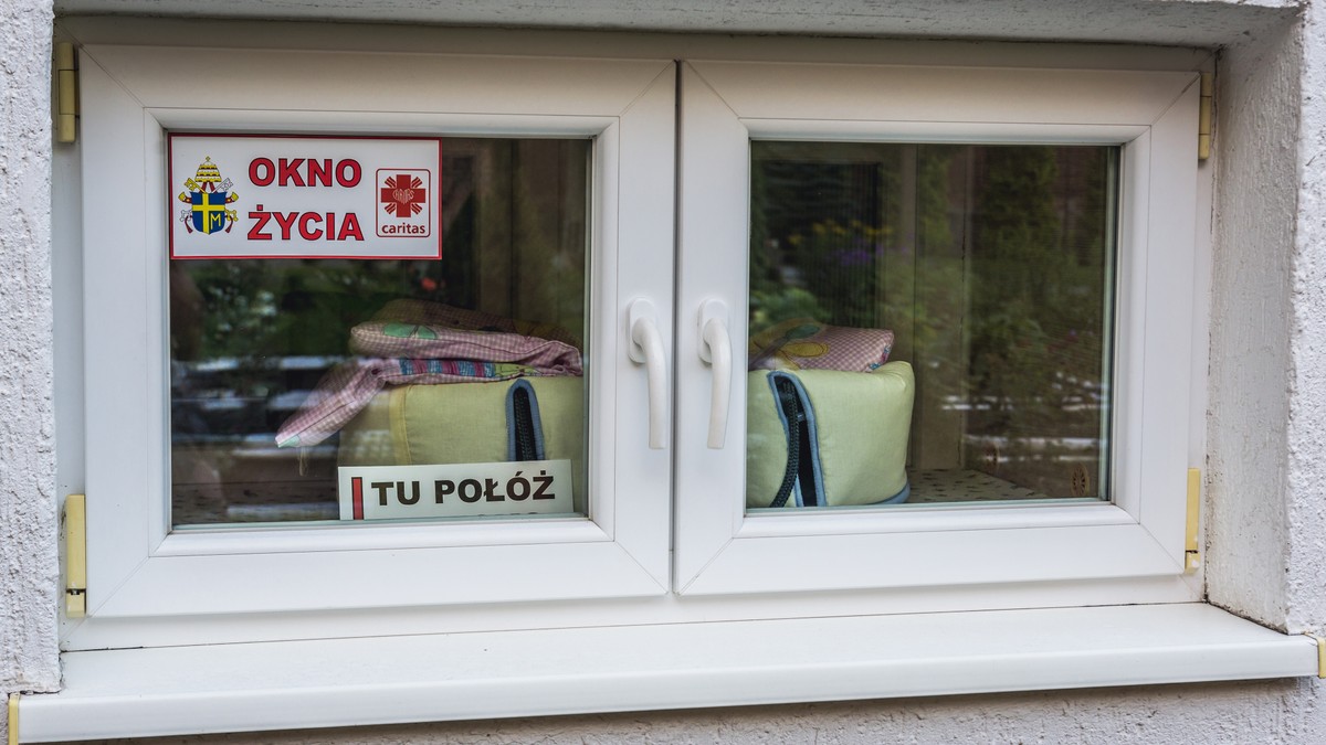 Okna życia często stają się miejscem skandalicznych żartów nietrzeźwych przechodniów