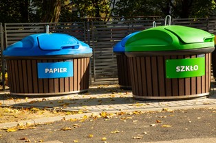 Jest zakaz wyrzucania do śmieci odzieży. Dlaczego obok Twojego domu nie będzie pojemników na odzież?