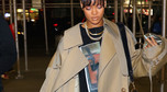 Rihanna w obszernym płaszczu i wysokich kozakach