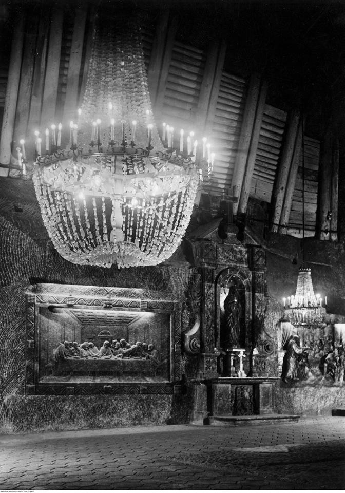 Wnętrze kaplicy św. Kingi w kopalni soli w Wieliczce, rok 1940
