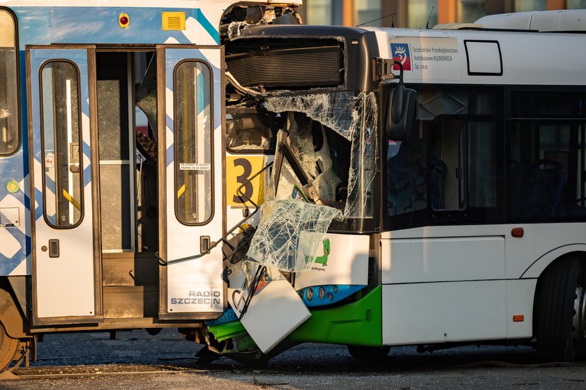 Wypadek w Szczecinie. Autobus zderzył się z tramwajem. Są ranni