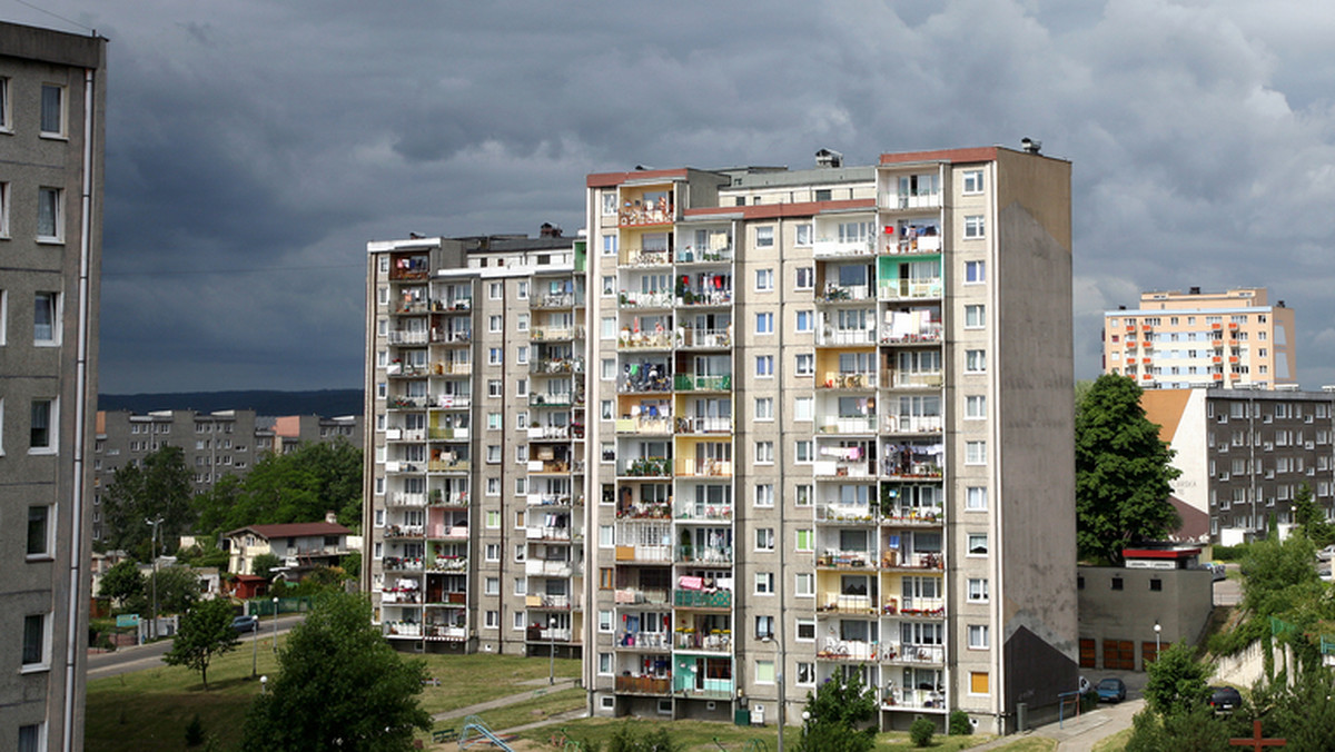 Trwają prace nad projektem, który ma umożliwić przeznaczenie dodatkowych środków na termomodernizację bloków z wielkiej płyty - informuje "Rzeczpospolita". Dziś w tego rodzaju budynkach mieszka 12 milionów Polaków.