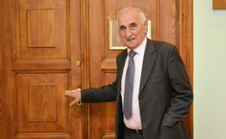 Był w Sejmie jeszcze za komuny, teraz wraca do polityki w wieku 79 lat. "Nie tęskniłem, ale…"