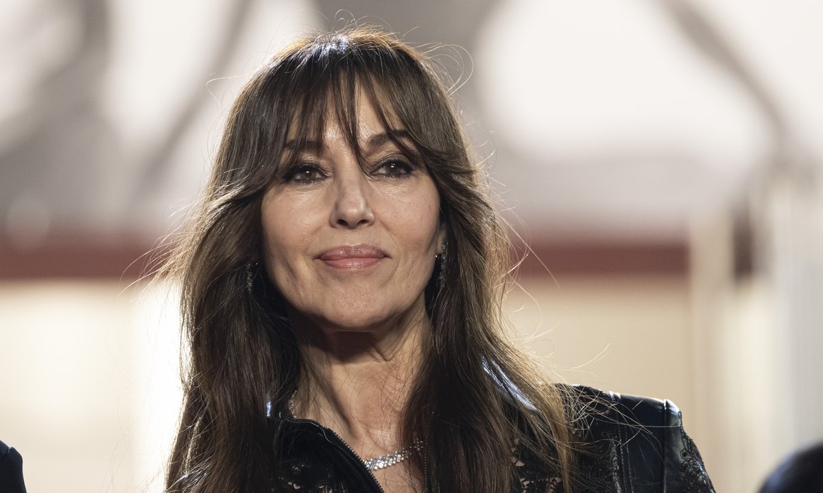 Ponadczasowy symbol letniej elegancji. Nosi go Monica Bellucci