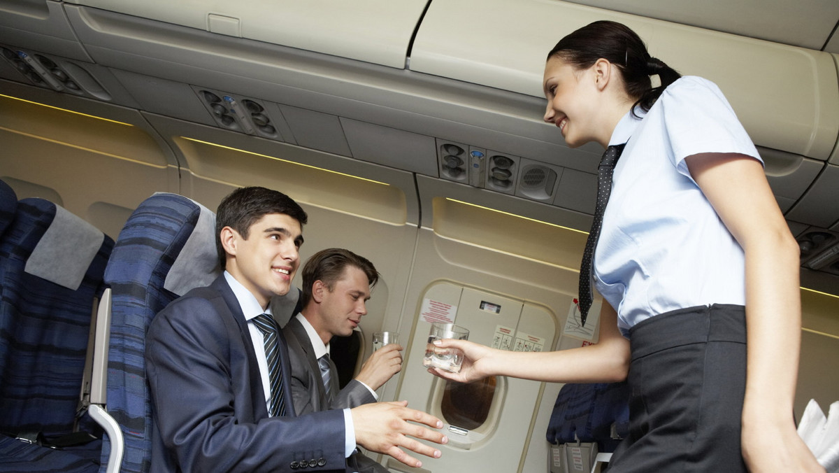 Nowe uniformy American Airlines, czyli największego przewoźnika na świecie, miały podbić podniebny rynek mody, jednak na razie mówi się o nich z nieco innego powodu. Coraz więcej pracowników, którzy otrzymali nowe stroje, skarży się bowiem na dolegliwości zdrowotne, takie jak wysypka czy bóle głowy.