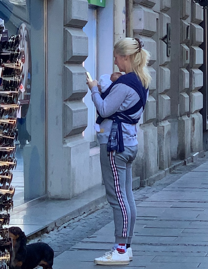 Tamara Grujić sa bebom šeta Beogradom