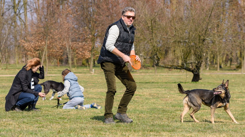 Janusz gra z Kalinką we frisbee