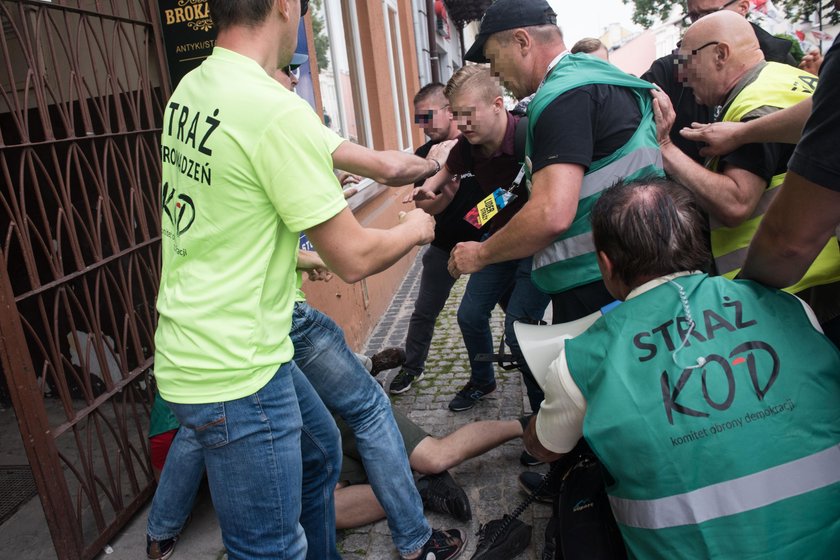 Narodowcy zaatakowali KOD podczas manifestacji