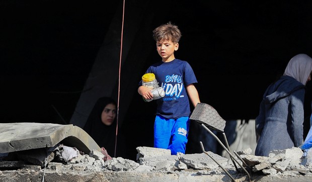 Palestinski dečak na ivici srušene zgrade u Gazi | Foto: REUTERS/Dawoud Abu Alkas