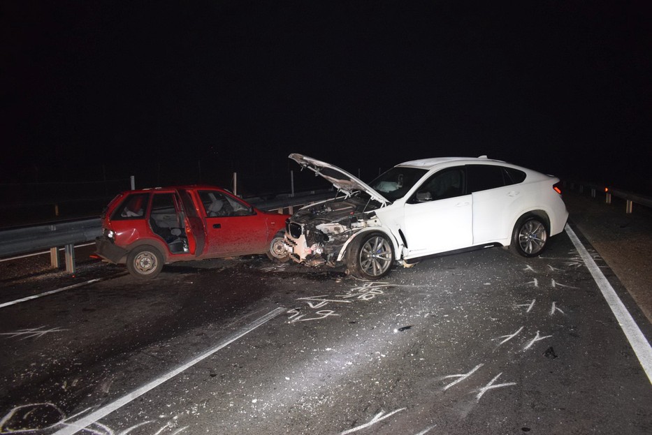 Gáspárék tavaly novemberben karamboloztak a 21-es úton, fehér BMW-jükkel hazafelé tartottak, amikor egy rossz irányból felhajtó suzukissal ütköztek. /Fotó: policehu