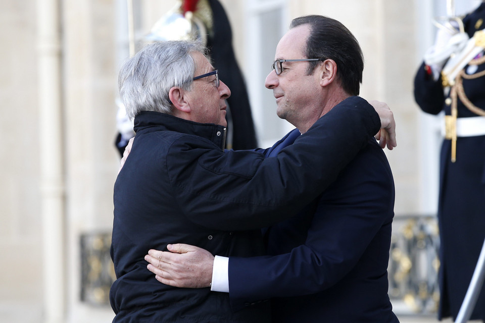 Przewodniczący Komisji Europejskiej Jean-Claude Juncker i prezydent Francji Francois Hollande
