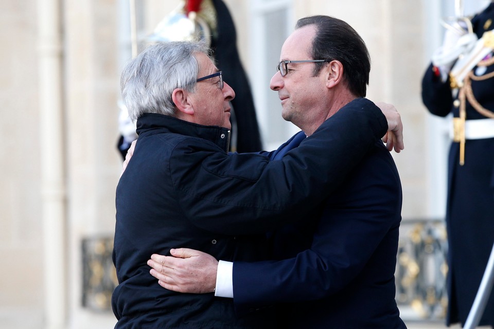 Przewodniczący Komisji Europejskiej Jean-Claude Juncker i prezydent Francji Francois Hollande