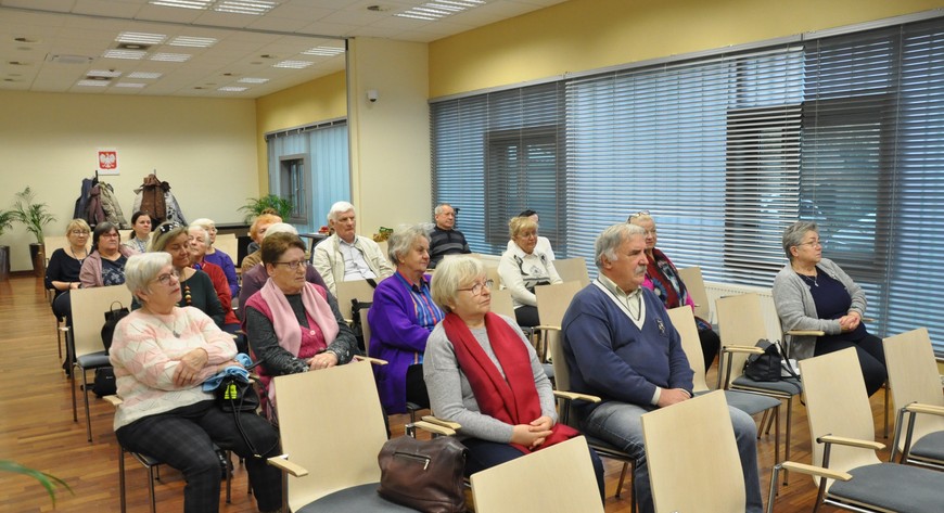 Seniorzy zdobywają wiedzę m.in. o prawach konsumentów i dziedziczeniu.
