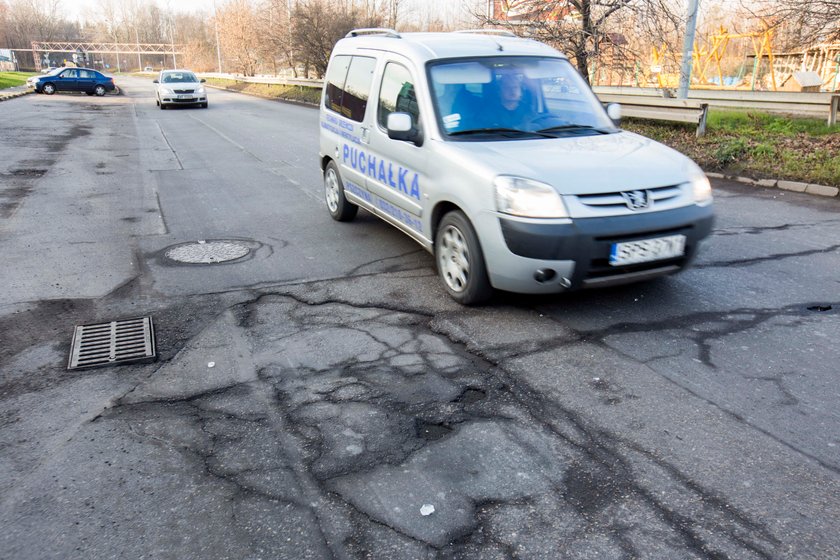 Auta muszą omijać dziury w drodze