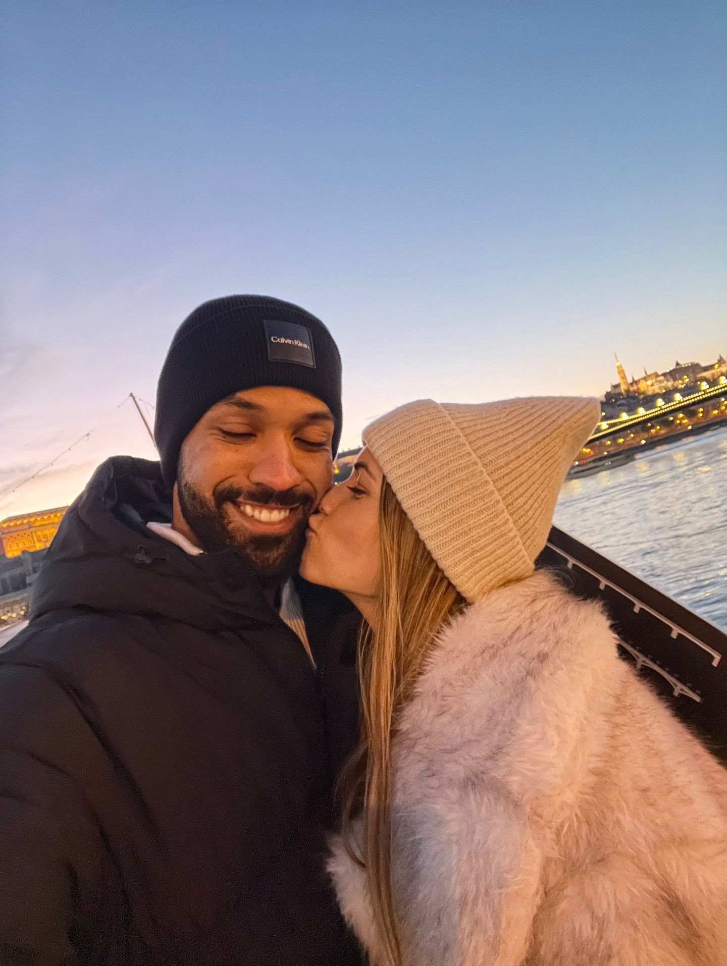 Snúbenci Victor Ibara a Karin Adzimová.