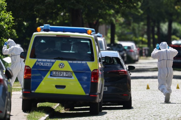 KRENUO U KRVAVI PIR ZBOG STARATELJSTVA NAD ĆERKOM OD 3 MESECA?! Otkriveni detalji pucnjave u Nemačkoj: Osumnjičeni od ranije poznat policiji, pobegao kolima sa nepoznatom ženom