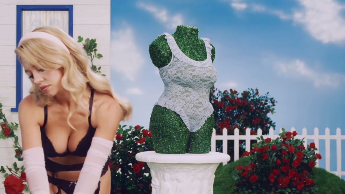 Sidni Svini reklamira svoju kolekciju veša