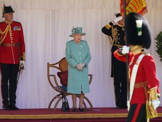 Królowa Elżbieta II od 68 lat zasiada na tronie Wielkiej Brytanii