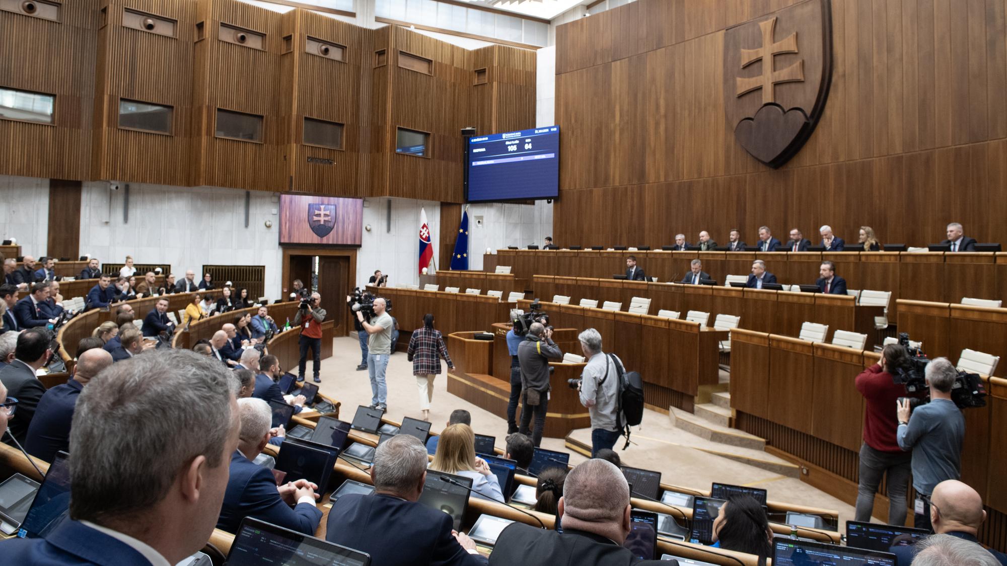 Poslanci sedia v rokovacej sále Národnej rady (NR) SR.