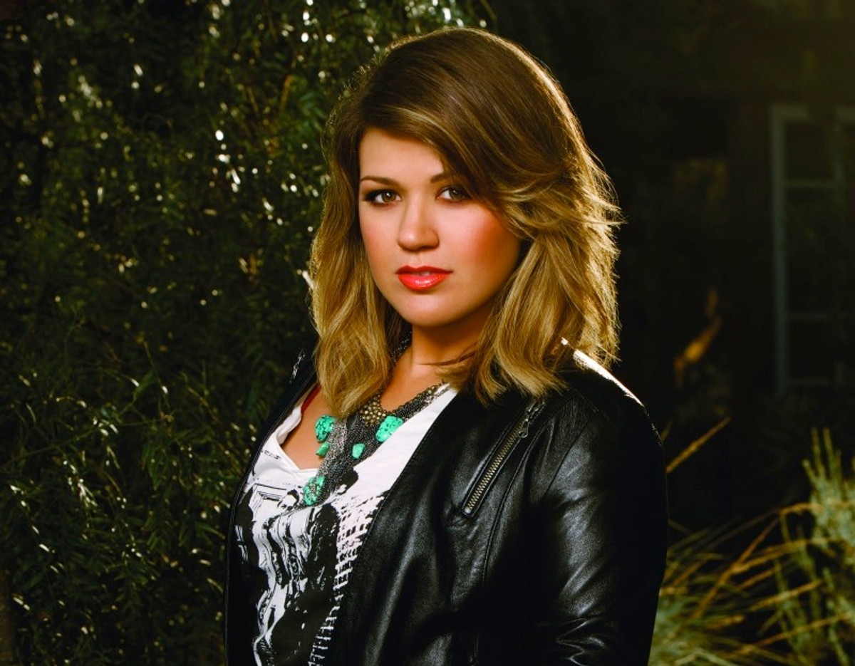 Kelly Clarkson eksperymentuje i prezentuje "People Like Us"