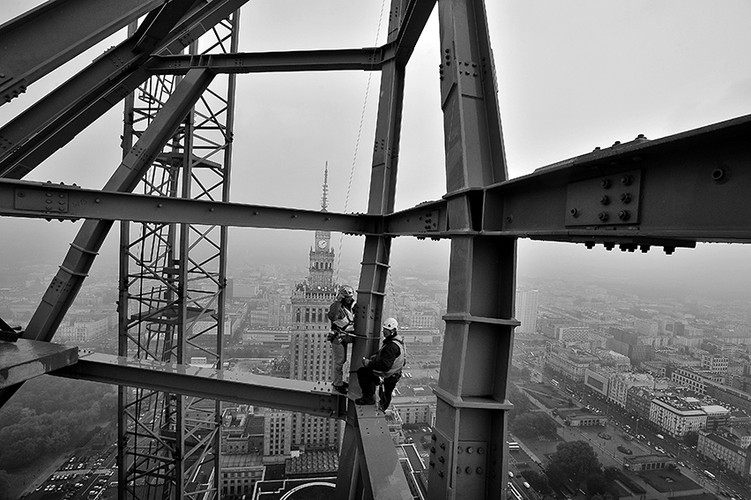 Zbudowane w konstrukcji stalowej zwieńczenie znajduję się 228 metrów na poziomem Wisły, czyli aż 306 metrów nad poziomem morza. Waży blisko 65 ton i składa się z 150 elementów. Waga najcięższych pojedynczych stalowych słupów dochodziła do 3,5 ton.
Zdjęcie: Złota 44 (c) ORCO fot. Krzysztof Wierzbowski