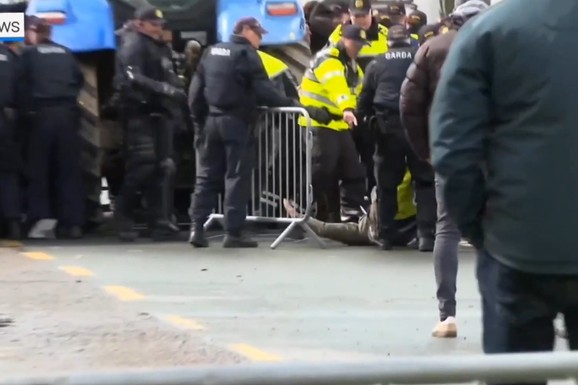 (VIDEO) PUTEVI ZATVORENI, TUČA S POLICIJOM ZBOG NAFTE! Haos u moćnoj evropskoj zemlji: Pumpe "presušile", nema zaliha za vozila HITNE POMOĆI, vatrogasci ODUSTAJU od INTERVENCIJA