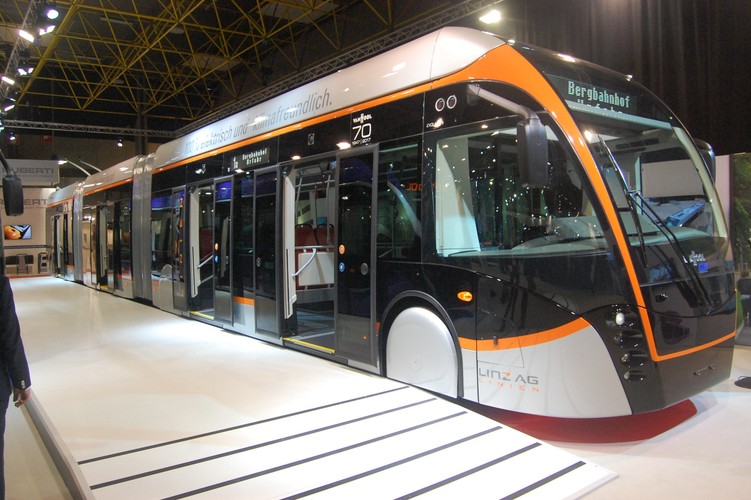 Van Hool – jak jamnik 

Belgijska firma Van Hool słynie m.in. z produkcji bardzo długich, 24-metrowych autobusów. Mają one dwa przeguby. Na zdjęciu wersja trolejbusowa dla austriackiego Linzu. Pojazd posiada także baterie, które umożliwiają jazdę bez sieci trakcyjnej.