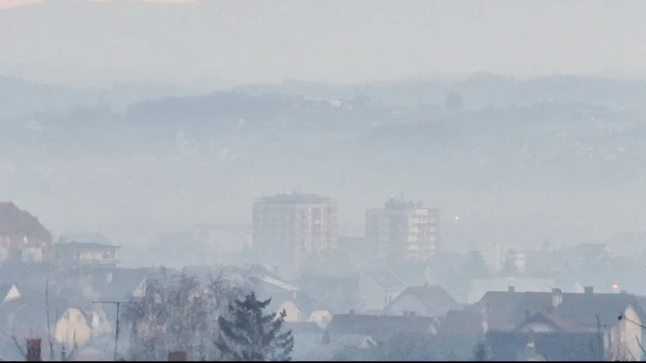 Gusta magla u sadejstvu sa smogom u ponedeljak je potpuno prekrila Valjevo