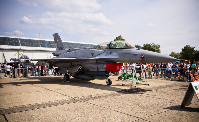 Polski F-16. Na końcówkach skrzydeł widoczny jest pocisk AIM-120 AMRAAM, a bliżej pilota znajduje się pocisk AIM-9X.